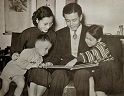 Gia đình ông Sun Yun-suan khi các con còn nhỏ.